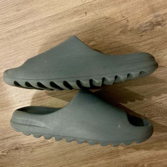 Yeezy Slides “Mineral Slate” ID2349 used with box 📦 size 11 - Picture 2 of 7